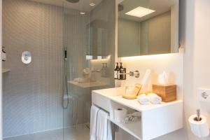a bathroom with a shower and a sink and a toilet at Hotel La Casa Del Sol in Barcelona +63 photos