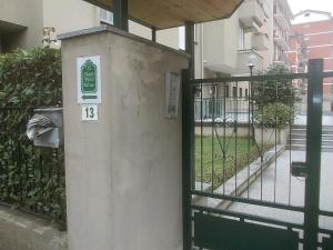 a gate with a bottle of beer on it next to a fence at Affittacamere Metro Fiera in Pero