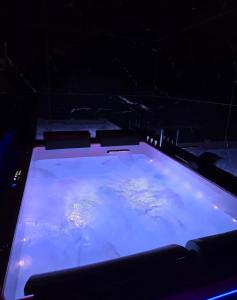a large bath tub filled with water in a room at Hollywood Spa Jacuzzi - Cinéma in Château-Thierry