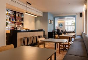 a bar in a restaurant with tables and chairs at Hotel La Casa Del Sol in Barcelona