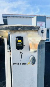 a parking meter with the words bother a cities at La Perla in Mont-de-Marsan