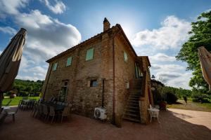 a large brick building with stairs and a patio at Agriturismo Vialto in Forcoli