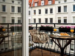 a balcony with a table and chairs on a balcony at Altstadt Geverdes 3 in Lübeck