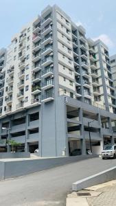a large apartment building with a car parked in front of it at Bright 3-Bed Flat with Balcony with Great Value in Sri Jayewardenepura Kotte