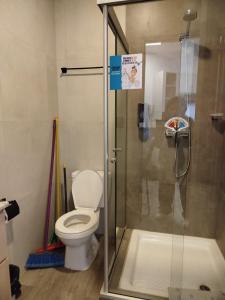 a bathroom with a toilet and a glass shower stall at Loft Individual Exclusivo in Estación El Alto