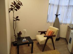 a living room with a chair and a table at Loft Individual Exclusivo in Estación El Alto
