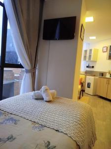 a bedroom with a bed with two towels on it at Loft Individual Exclusivo in Estación El Alto