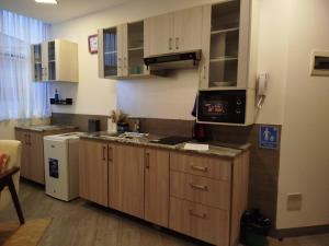 a kitchen with wooden cabinets and a stove top oven at Loft Individual Exclusivo in Estación El Alto
