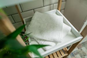 a white towel sitting on a shelf in a bathroom at Pit Stop Baby in Ploieşti