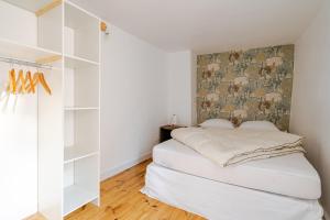 a small bedroom with a bed and a wall of shelves at Maison avec jardin in Chirac