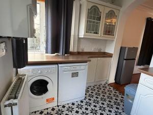 a kitchen with a washer and dryer in a kitchen at Large 4 Bed with Parking in Hillmorton +16 photos
