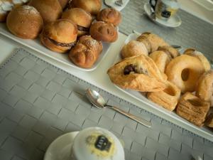 トラーニにあるAjde rooms & breakfastのお盆のペストリーが詰まったテーブル