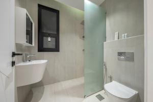 a bathroom with a toilet and a sink and a shower at رواء آن للضيافة in Quai