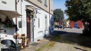 a white building on a street next to a street at Casita Esperanza in Copparo