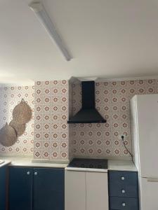 a kitchen with red and white tiles on the wall at Apartamento con Vistas Panorámicas in Sueca +14 photos