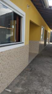 a building with a window on the side of it at Apartamento Lençóis in Barreirinhas