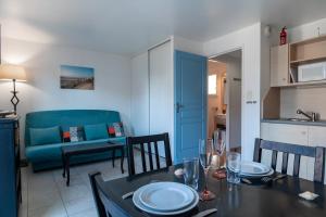 a living room with a table and a couch at Pentrez Cottage - 600m de la Plage in Saint-Nic