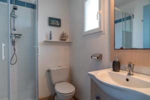 a bathroom with a toilet and a sink and a shower at Pentrez Cottage - 600m de la Plage in Saint-Nic