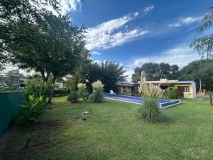 a yard with a swimming pool and a house at Hosteria Telen in Telén