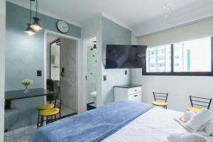 a bedroom with a large bed and a bathroom at Condominio da Americas Maspex in São Paulo