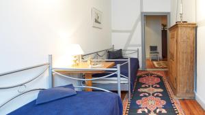 ein Schlafzimmer mit einem Bett, einem Schreibtisch und einem Tisch in der Unterkunft Altstadt Gästehaus Drewes Wale in Lüneburg