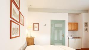 Ein Bett oder Betten in einem Zimmer der Unterkunft Altstadt Gästehaus Drewes Wale