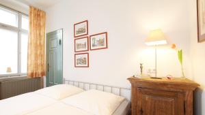 Ein Bett oder Betten in einem Zimmer der Unterkunft Altstadt Gästehaus Drewes Wale