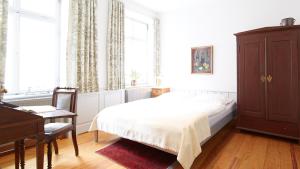 Ein Bett oder Betten in einem Zimmer der Unterkunft Altstadt Gästehaus Drewes Wale