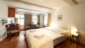 ein Schlafzimmer mit großem Bett und eine Küche in der Unterkunft Altstadt Gästehaus Drewes Wale in Lüneburg