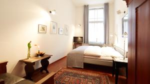 Ein Bett oder Betten in einem Zimmer der Unterkunft Altstadt Gästehaus Drewes Wale