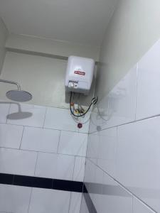 a bathroom with a thermosphericermottermott at Kent One Hotel in Fort Portal