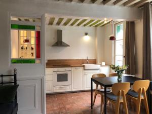 a kitchen with a table and chairs in a room at Appartement Le Notre Dame in Honfleur