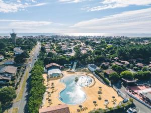 an aerial view of a resort with a swimming pool at MH J08 - Camping Siblu La plage in Mimizan-Plage