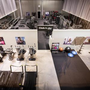 ein Fitnessstudio mit mehreren Laufbändern und Ergometern in der Unterkunft Playhotel in Mjölby