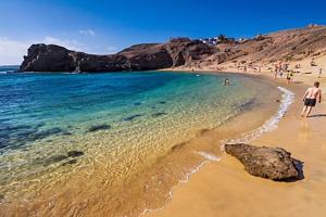 a group of people walking on a beach at Romantico con piscina privada solo para ti in Punta Mujeres