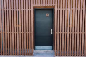 a black door in a building with the number eight at Hotel El Aguamiel in Lunlunta