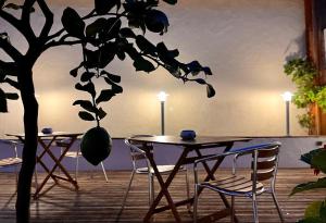 a table and chairs and a tree in a room at Un B&B à Loktudi in Loctudy