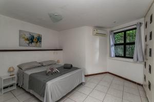 a bedroom with a bed and a window at Rio´s Mansion: Sugar Loaf, The Redeemer and Pool in Rio de Janeiro +47 photos