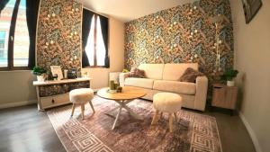 a living room with a couch and a table at Studio Cosy 32 m2 hyper centre Châlons-en-Champagne in Chalons en Champagne