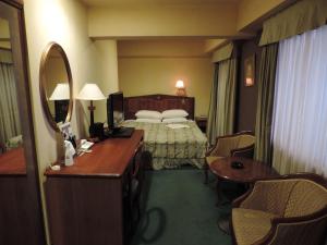 Un pat sau paturi într-o cameră la Hotel Grand Terrace Sendai Kokubun-cho