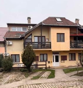 a large apartment building with a balcony at Levendula Apartman in Bačka Topola