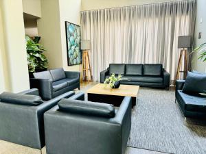 a living room with couches and a coffee table at AV Paulista - SP - Centro in São Paulo