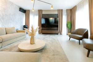 a living room with a couch and a tv at Luxury Villa Palermo in Vir