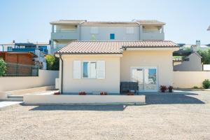 a small house in front of a building at Apartman Turcic in Malinska