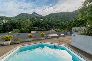 a swimming pool on the roof of a house at Rio´s Mansion: Sugar Loaf, The Redeemer and Pool in Rio de Janeiro