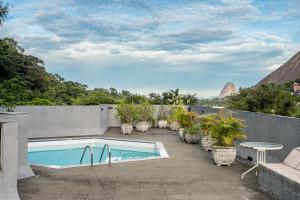 a swimming pool on the roof of a house at Rio´s Mansion: Sugar Loaf, The Redeemer and Pool in Rio de Janeiro