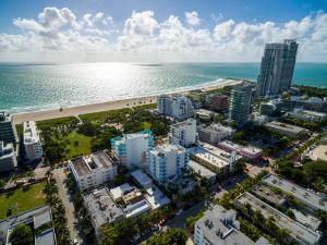uma vista aérea de uma cidade e do oceano em Dream Destinations at Ocean Place em Miami Beach