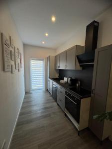 a kitchen with a stove and a counter top at City Lounge Bielefeld 005 in Bielefeld