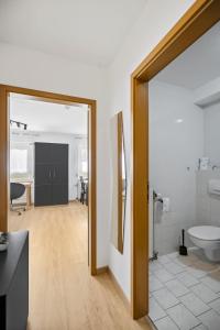 an open bathroom with a toilet and a sink at Moderne Einraumwohnung in Leipzig mit Netflix Zugang in Leipzig