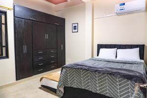 a bedroom with a bed and a dresser at Espacio Ideal 101 in Yopal
